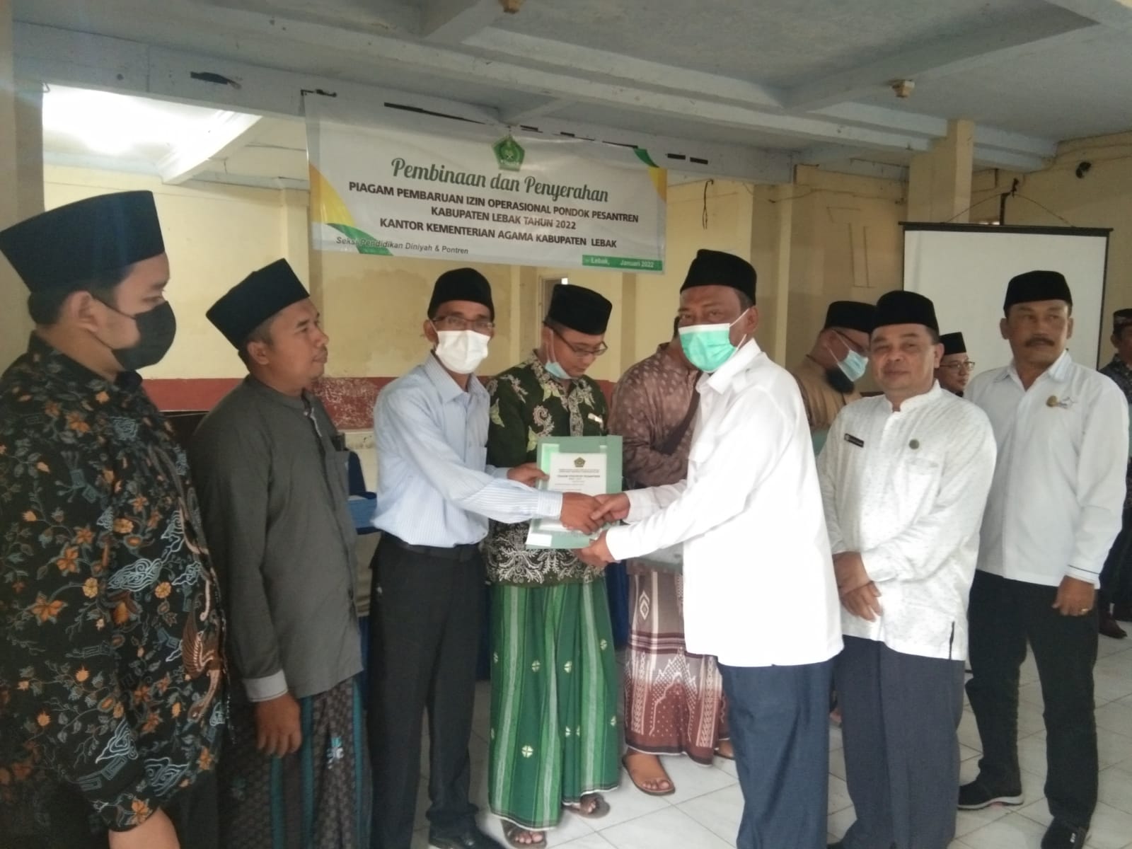 Kepala Bidang Pakis Kanwil Banten (H.Encep Safrudin Muhyi) di dampingi kepala Kantor Kemenag Lebak ( H.Badrusalam) dan Kepala Seksi Pendidikan Diniyah & Pontren Kemenag Lebak (Ajrum Firdaus) saat memberikan Ijob ponpes secara Simbolis